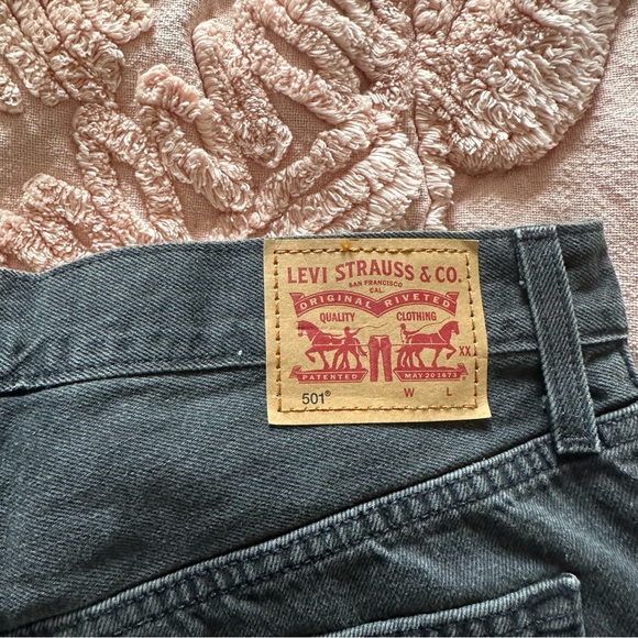 Levi 501 Jean Shorts - Picture 3 of 6